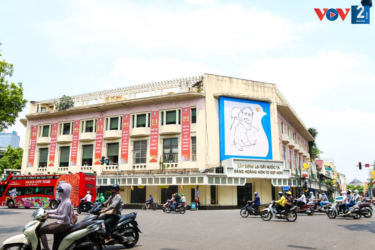 Những ngày này, trên các tuyến phố chính của Thủ đô rực rỡ băng rôn, khẩu hiệu, pano, áp phích khổ lớn.