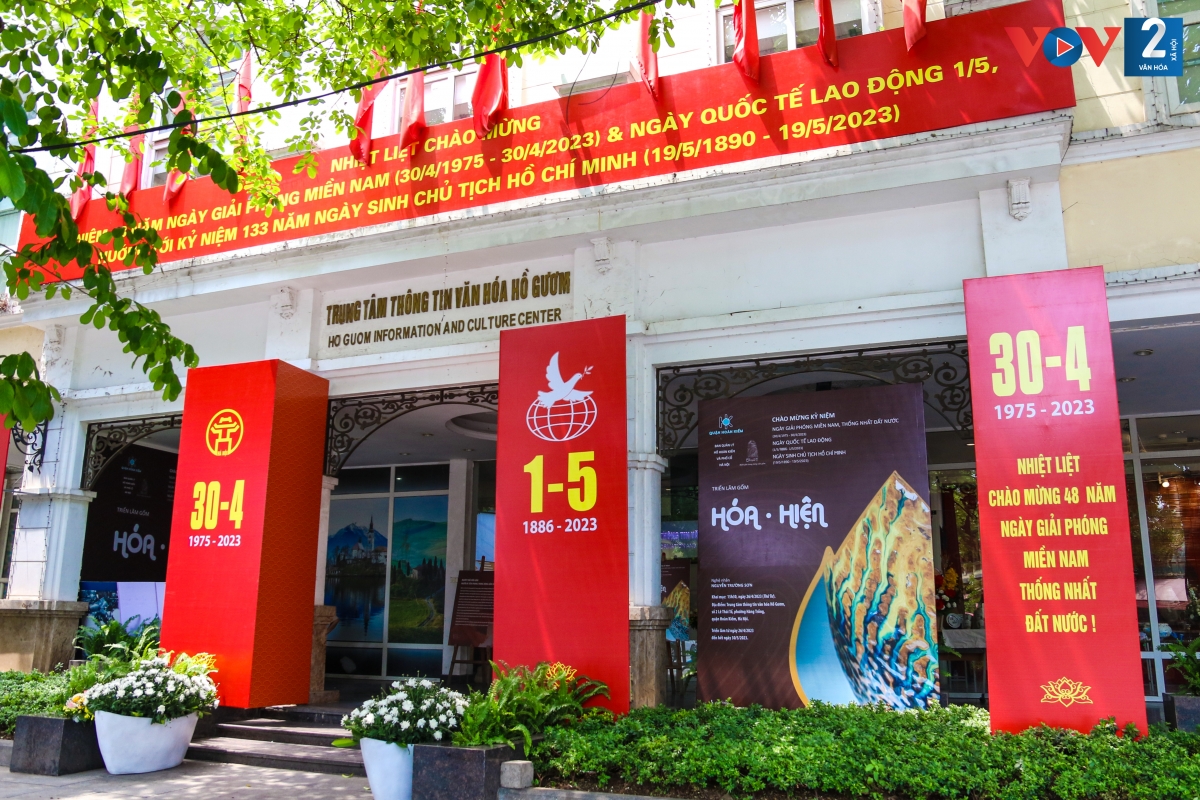 Nhiều trụ sở, cơ quan làm việc cũng trang hoàng rực rỡ chào mừng ngày đại lễ 30/4 và quốc tế lao động 1/5.
