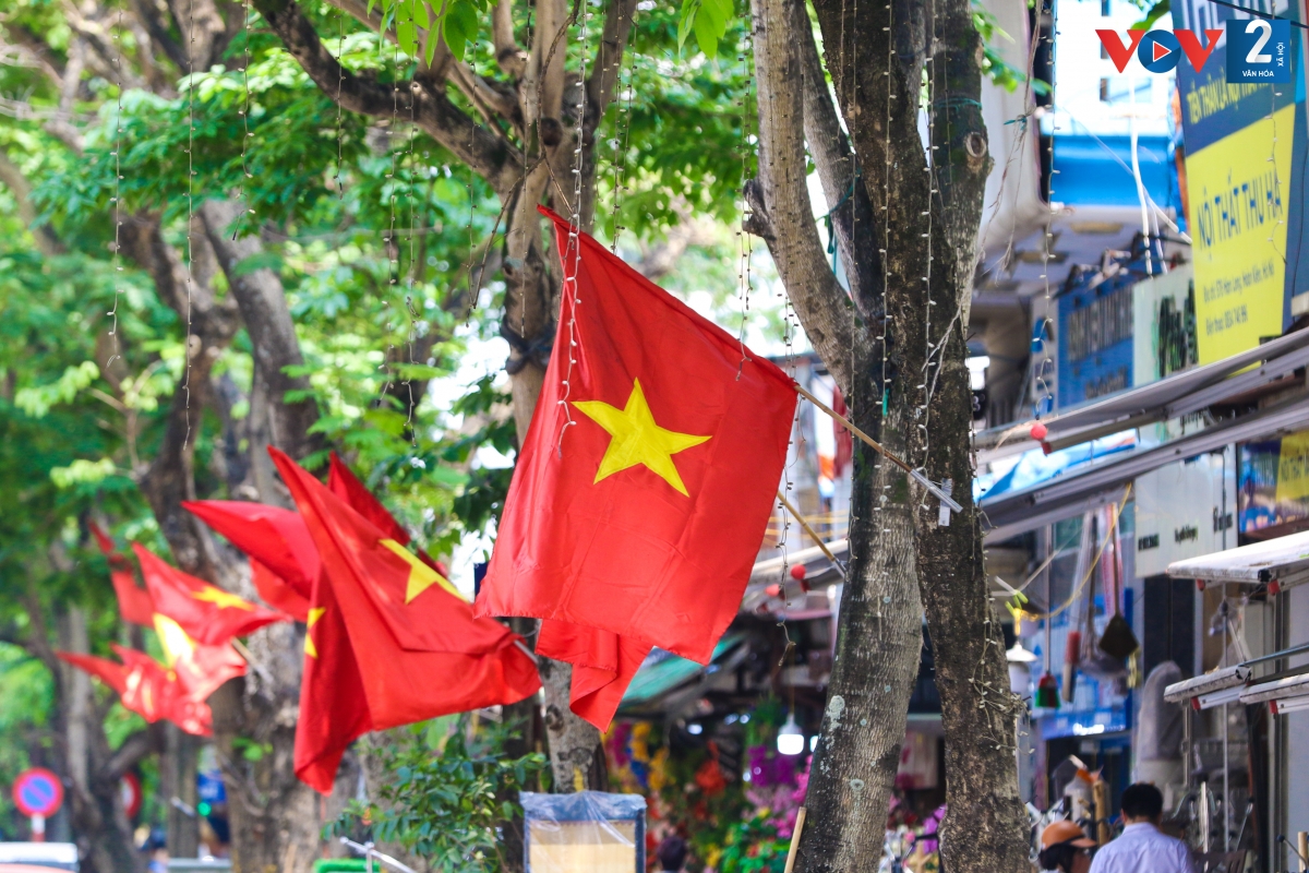 Kỳ nghỉ 30/4 - 1/5 năm nay, người lao động, học sinh, sinh viên không có lịch làm việc, học tập vào thứ Bảy hàng tuần sẽ được nghỉ 5 ngày liên tiếp và bắt đầu quay lại làm việc vào ngày 4/5 (thứ Năm). Những ai có lịch làm việc vào thứ Bảy thì chỉ nghỉ bù 1 ngày (2/5) và quay lại làm việc vào 3/5 (thứ Tư).