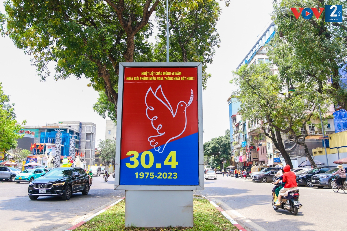 Áp phích trên phố Trần Nhân Tông