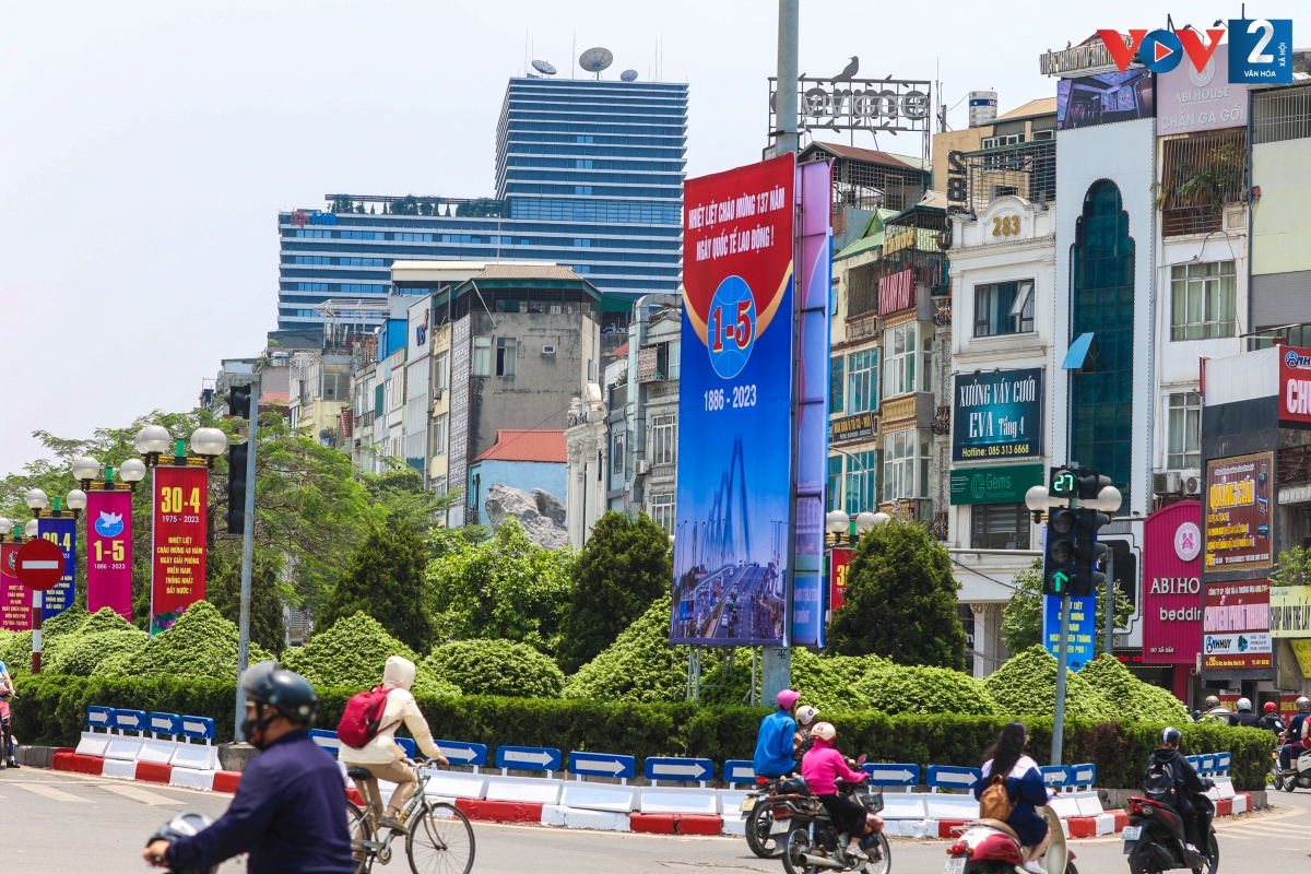 Áp phích, banner chào mừng tại nút giao ngã năm Ô Chợ Dừa (quận Đống Đa).