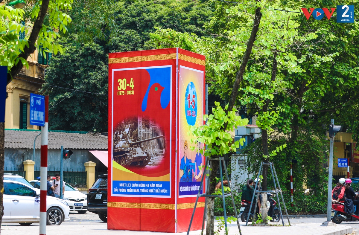 Thành phố Hà Nội trang trí các cụm pa nô cố định 2 mặt, 3 mặt, 4 mặt tại dải phân cách và các tuyến đường trung tâm để chào mừng các ngày lễ lớn.