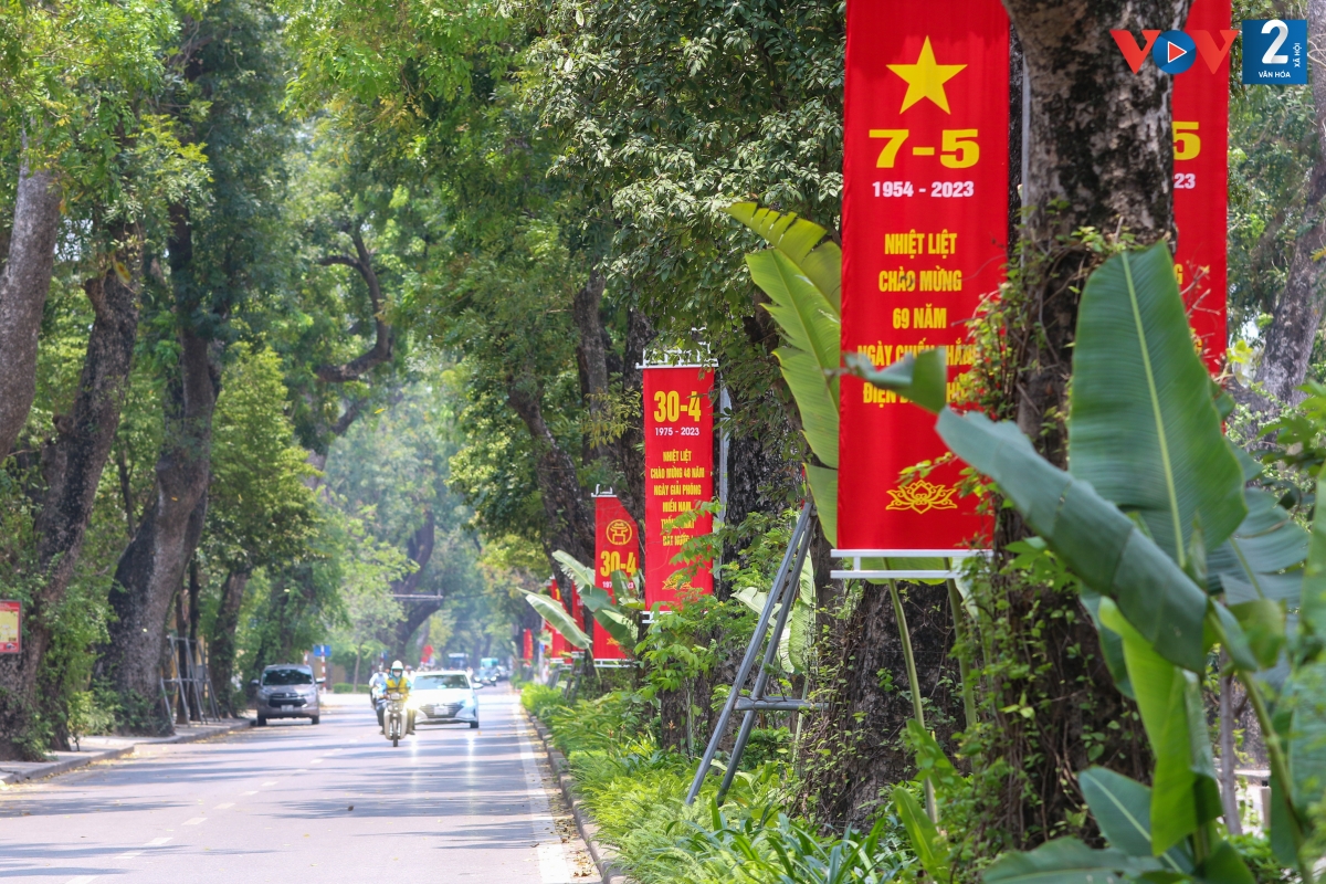 Trên tuyến đường Hoàng Diệu, các tấm băng rôn được treo giữa 2 làn đường.