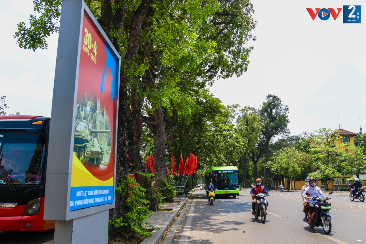 Pano lớn chào mừng kỷ niệm 48 năm ngày Giải phóng miền Nam, thống nhất Đất nước tại đường Hoàng Diệu.