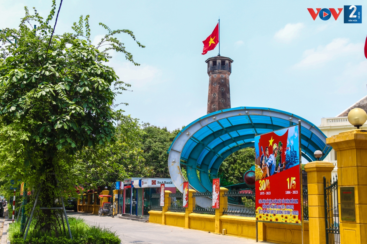 Tranh cổ động, pano được trang trí phía ngoài Bảo tàng Lịch sử Quân sự Việt Nam.