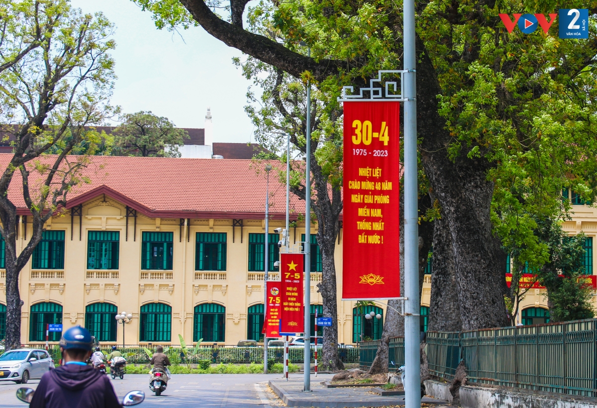 Băng rôn, khẩu hiệu trang trí trên đường Độc Lập.