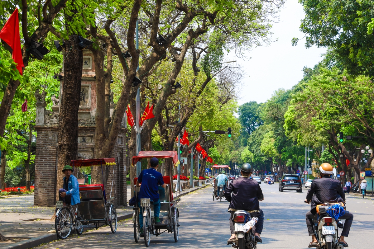 Cờ Đảng, cờ Tổ quốc tung bay trên nhiều tuyến phố của Thủ Đô.