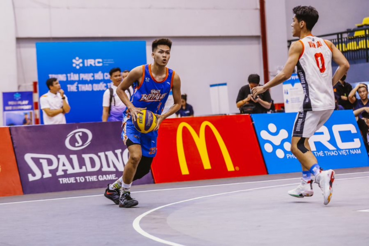 Hanoi Buffaloes (xanh) đánh bại Cantho Catfish ở chung kết nội dung Men U20