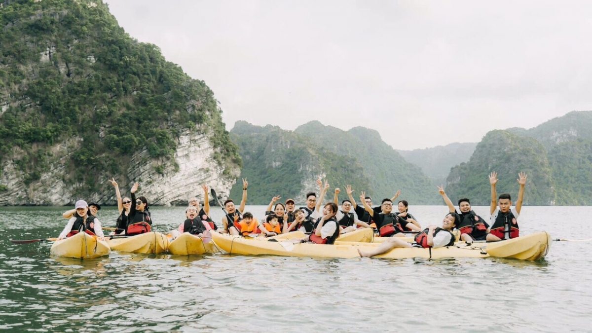 Du khách thích thú chèo thuyền kayak
