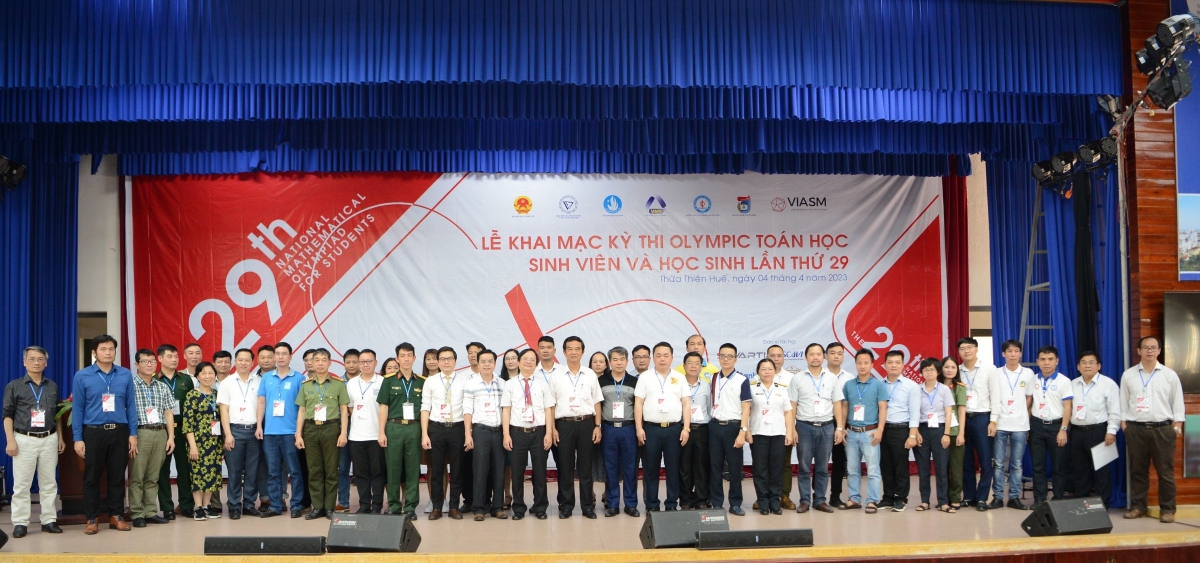 Ban tổ chức chụp ảnh lưu niệm cùng các đoàn tham dự kỳ thi