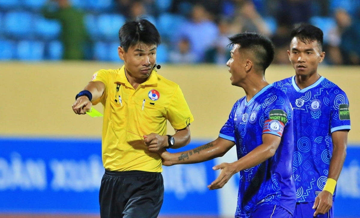 Trọng tài Trương Hồng Vũ (áo vàng)