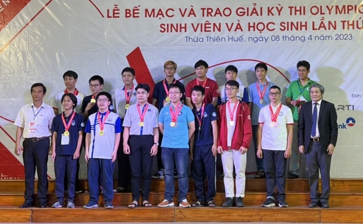 Ban tổ chức trao giải Nhất cho các thí sinh
