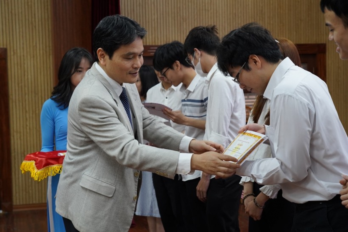 PGS.TS Trần Quốc Bình trao giải cho các sinh viên.