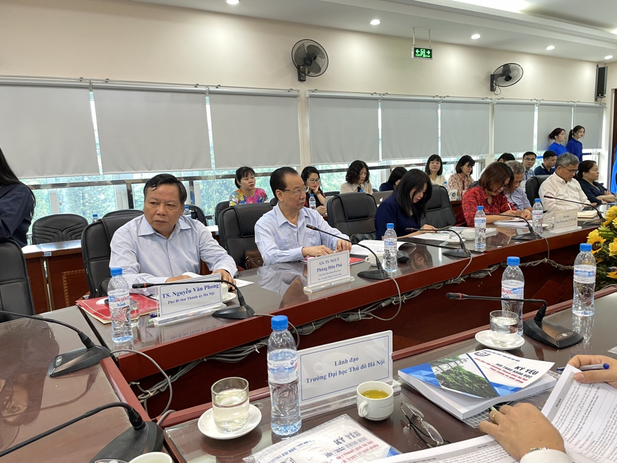 PGS.TS Phùng Hữu Phú ( người thứ 2 từ trái sang )
