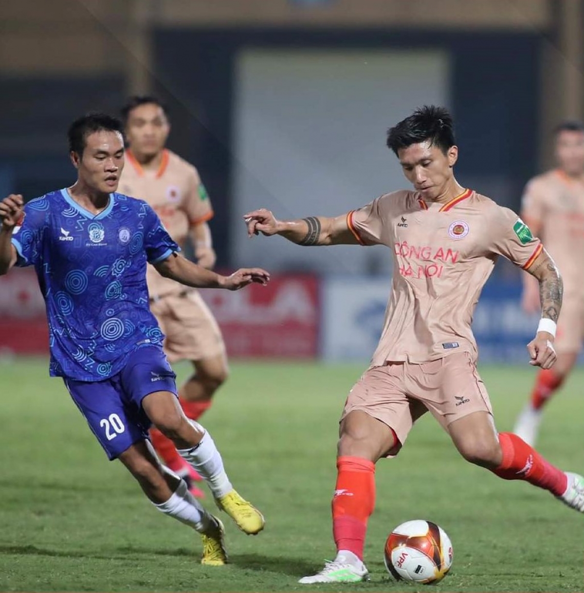 Văn Hậu thi đấu năng nổ và suýt có siêu phẩm (Ảnh: CAHN FC)