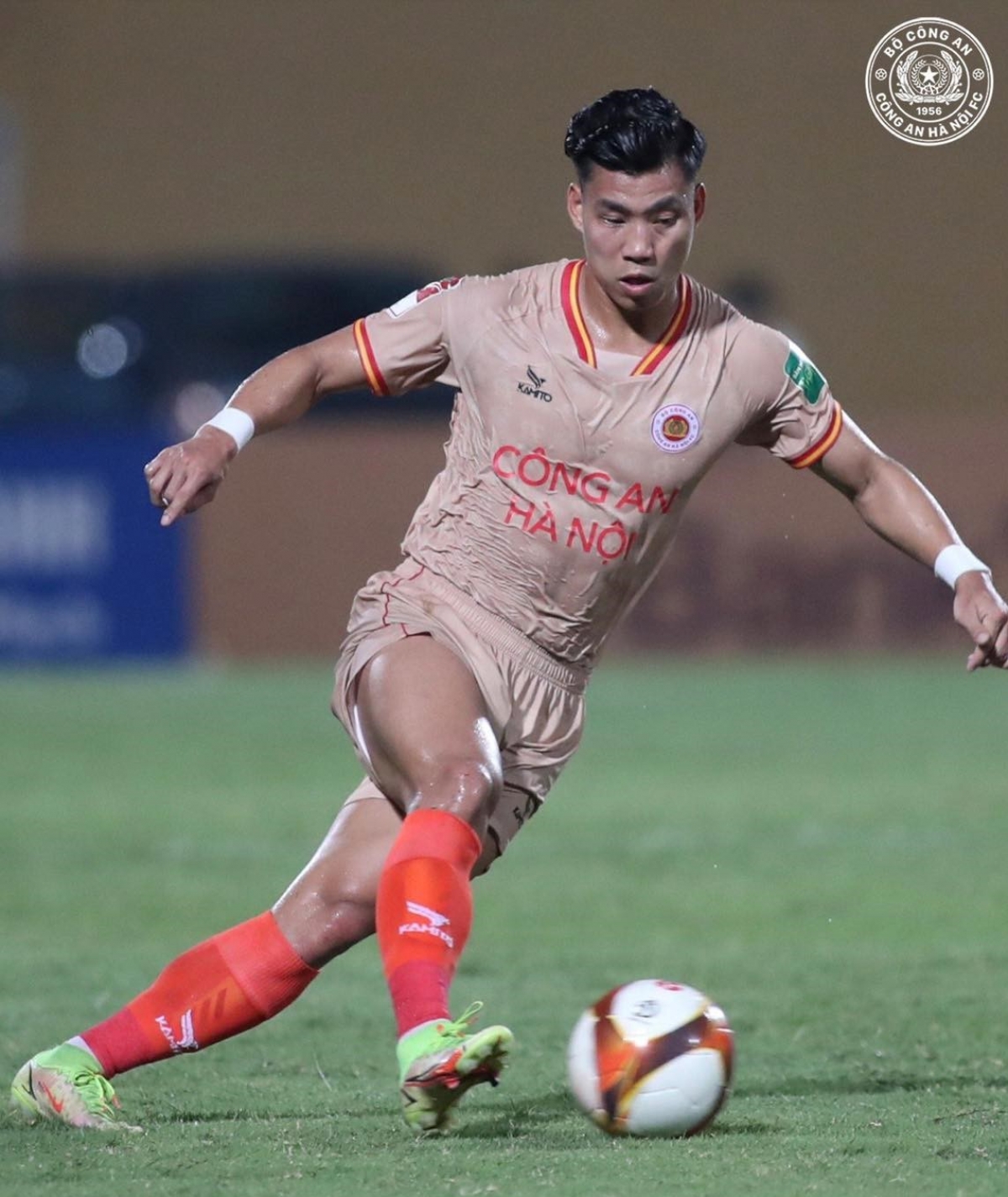 Văn Thanh tròn vai khi đá tiền vệ (Ảnh: CAHN FC)