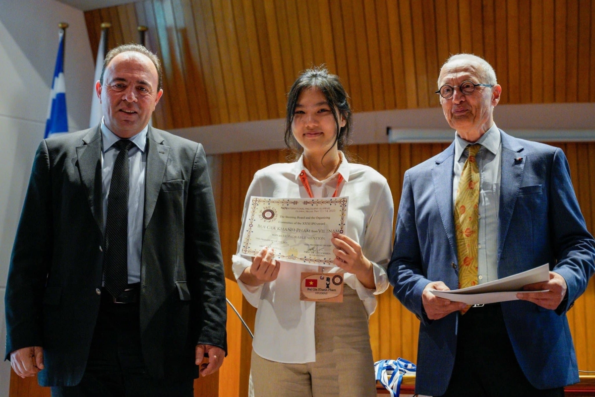 Phạm Bùi Gia Khanh sinh năm 2008, học sinh trường British International School HaNoi nhận chứng nhận của Ban tổ chức cuộc thi
