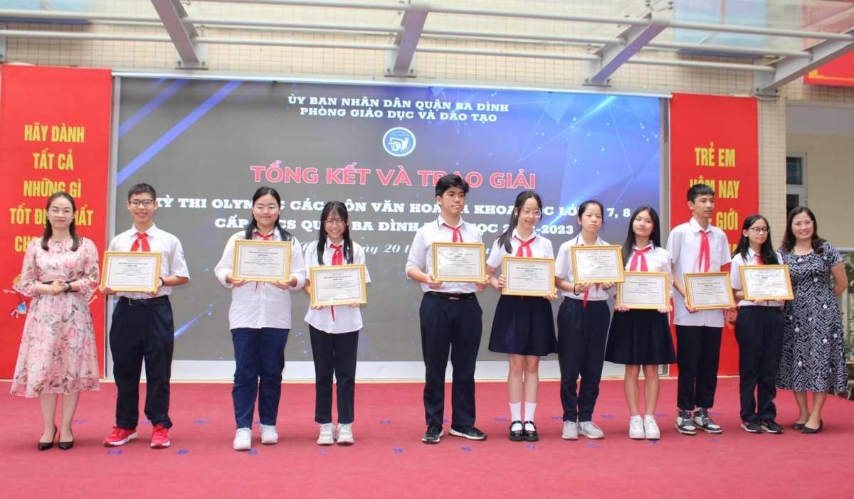 Các học sinh đạt giải trong cuộc thi Olympic