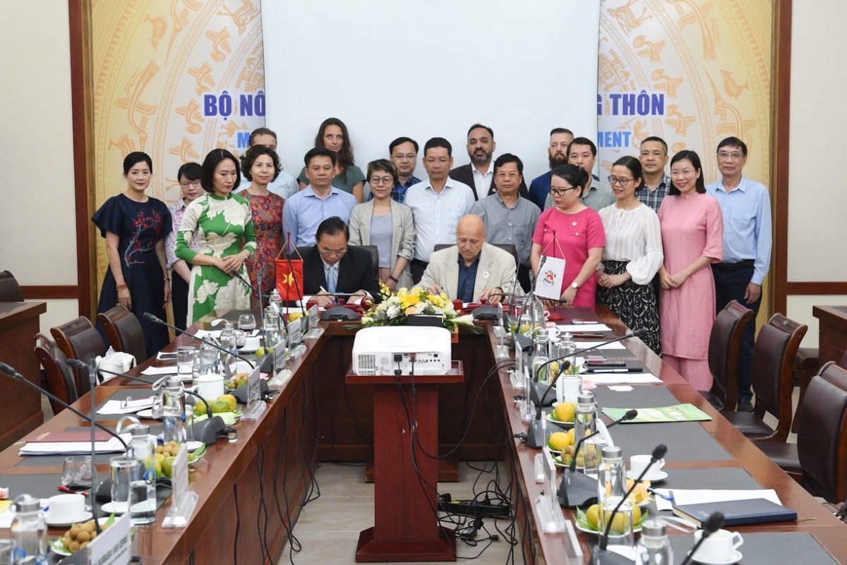 Thứ trưởng Bộ Nông nghiệp và Phát triển nông thôn Phùng Đức Tiến và ông Gerald Dick, Trưởng Đại diện tổ chức FOUR PAWS International tại Việt Nam cùng ký Biên bản ghi nhớ