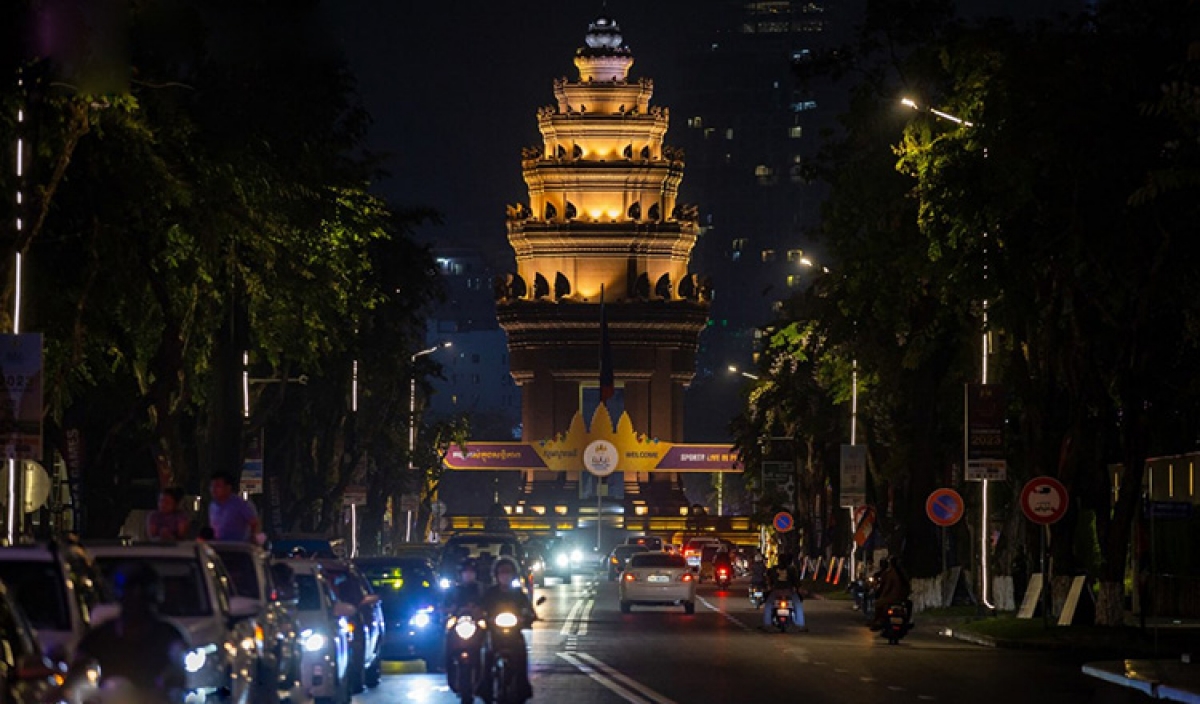 Đường phố tại thủ đô Phnompenh rực rỡ về đêm trước ngày khai mạc SEA Games 32