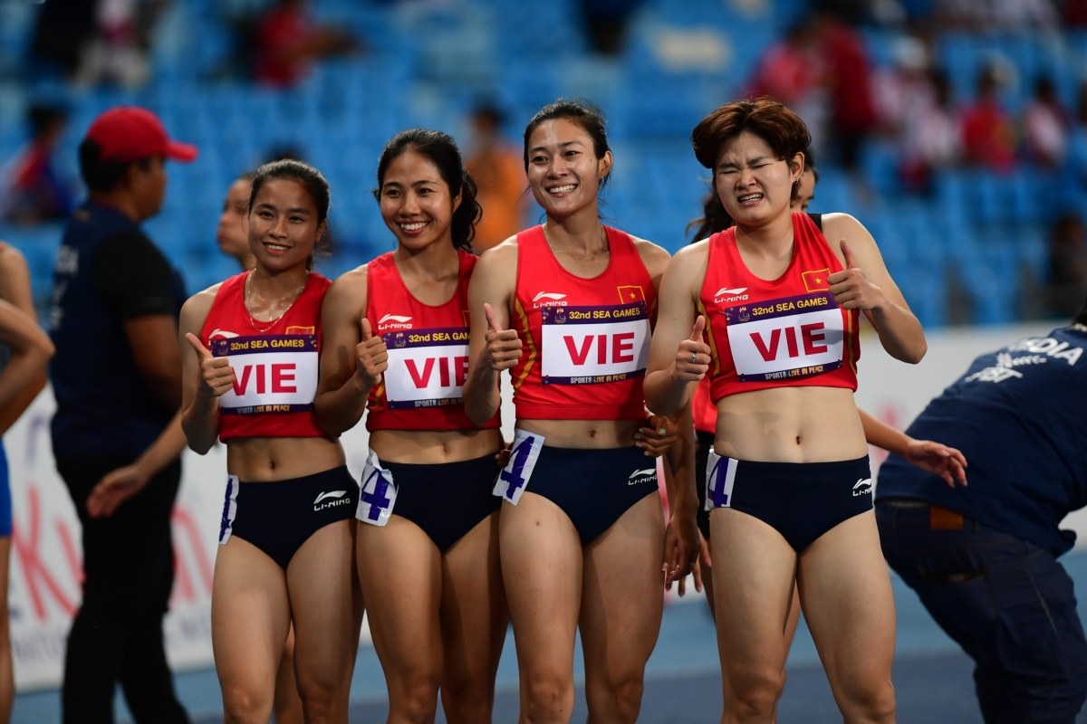 Lê Tú Chinh xuất phát ở vị trí thứ 2, còn Hoàng Dư Ý xuất phát ở vị trí thứ 4 tại nội dung 4x100m tiếp sức ở SEA Games 32.