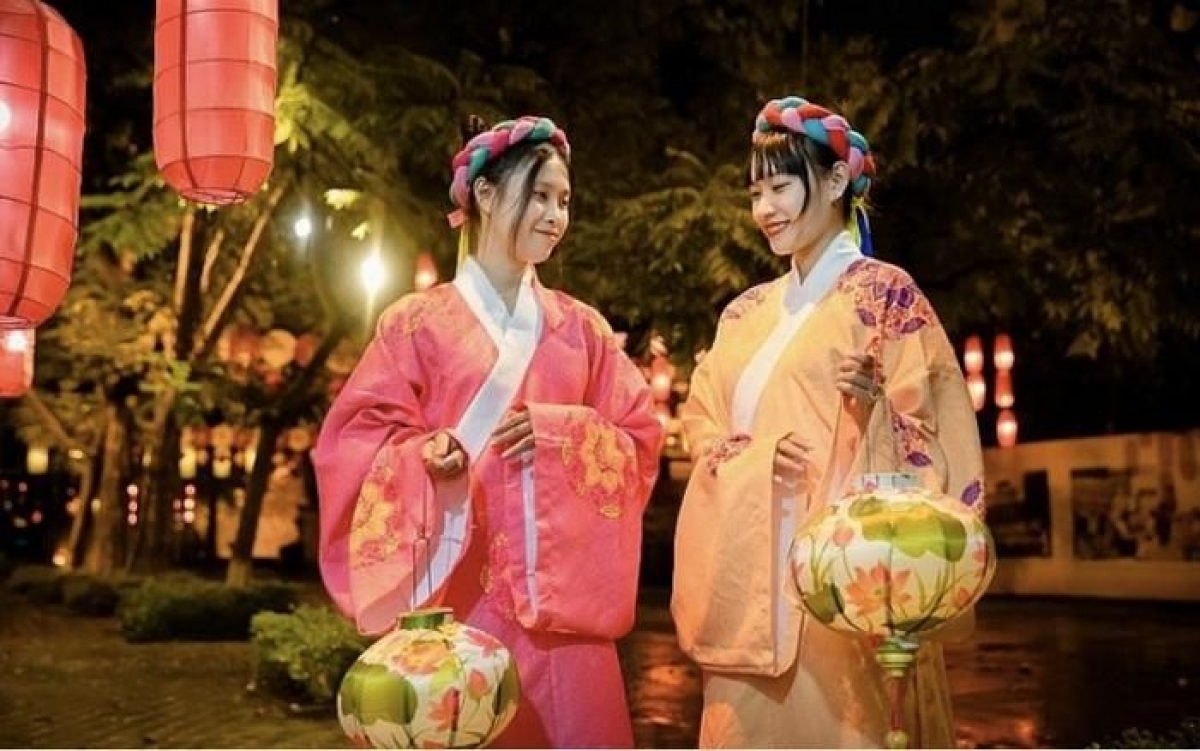 Bạn trẻ đến Hoàng thành Thăng Long trải nghiệm trào lưu mặc cổ phục Việt để chụp ảnh