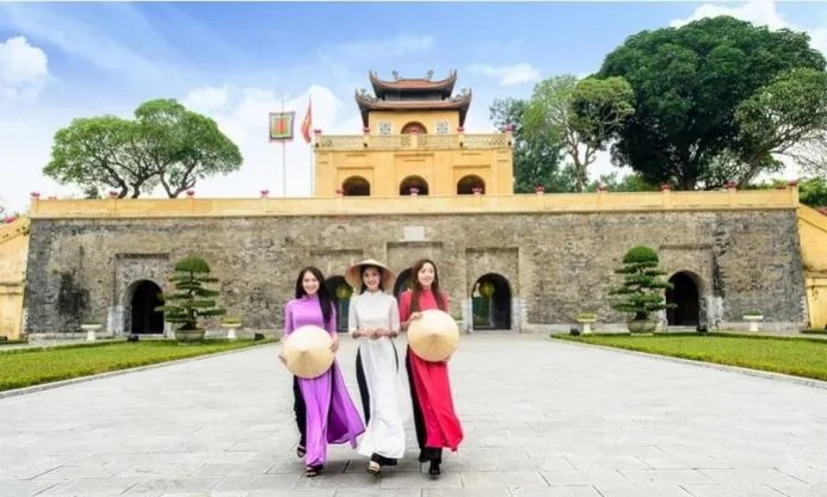 Khách du lịch tham quan Hoàng thành Thăng Long