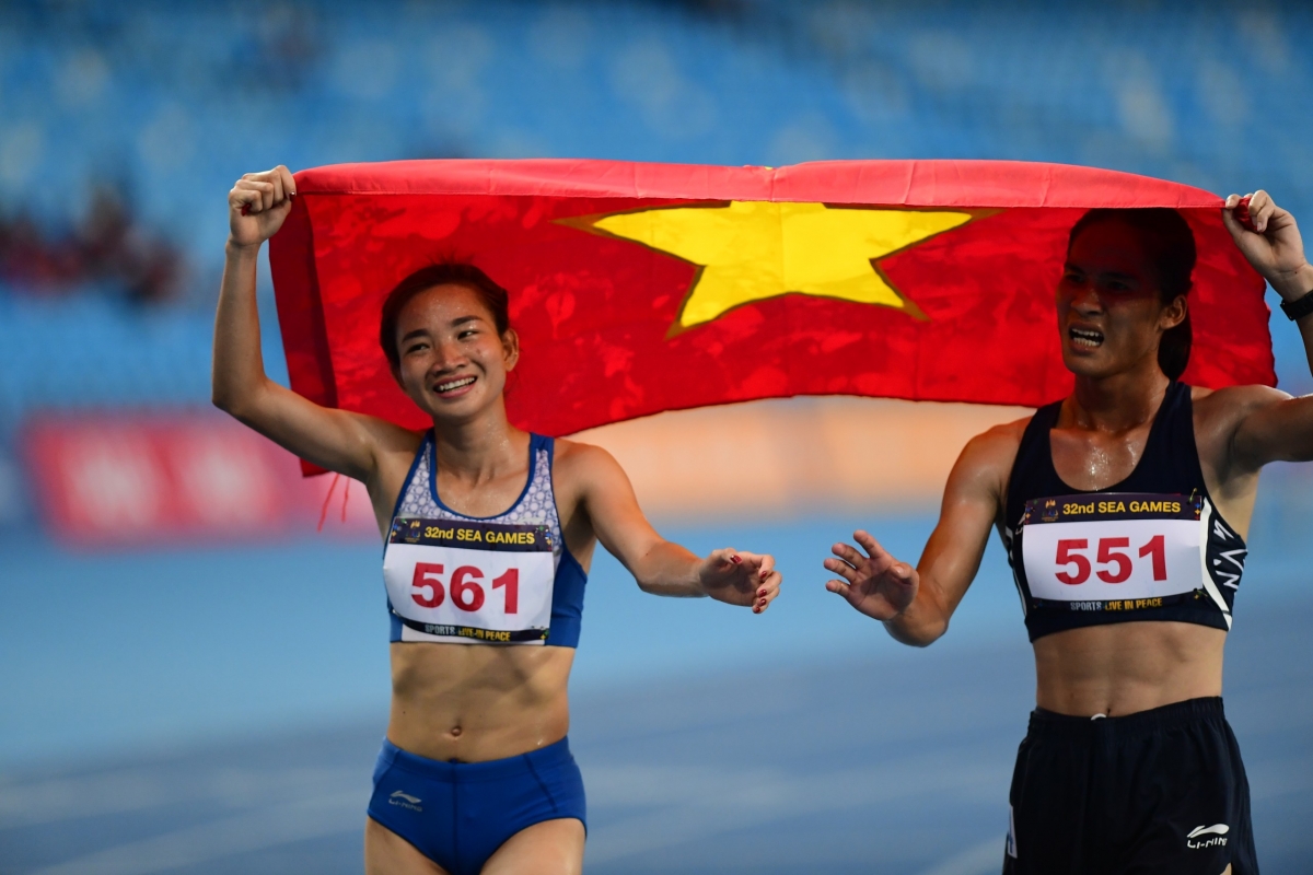 Nguyễn Thị Oanh và đồng đội cùng chia sẻ niềm vui chiến thắng sau khi cán đích