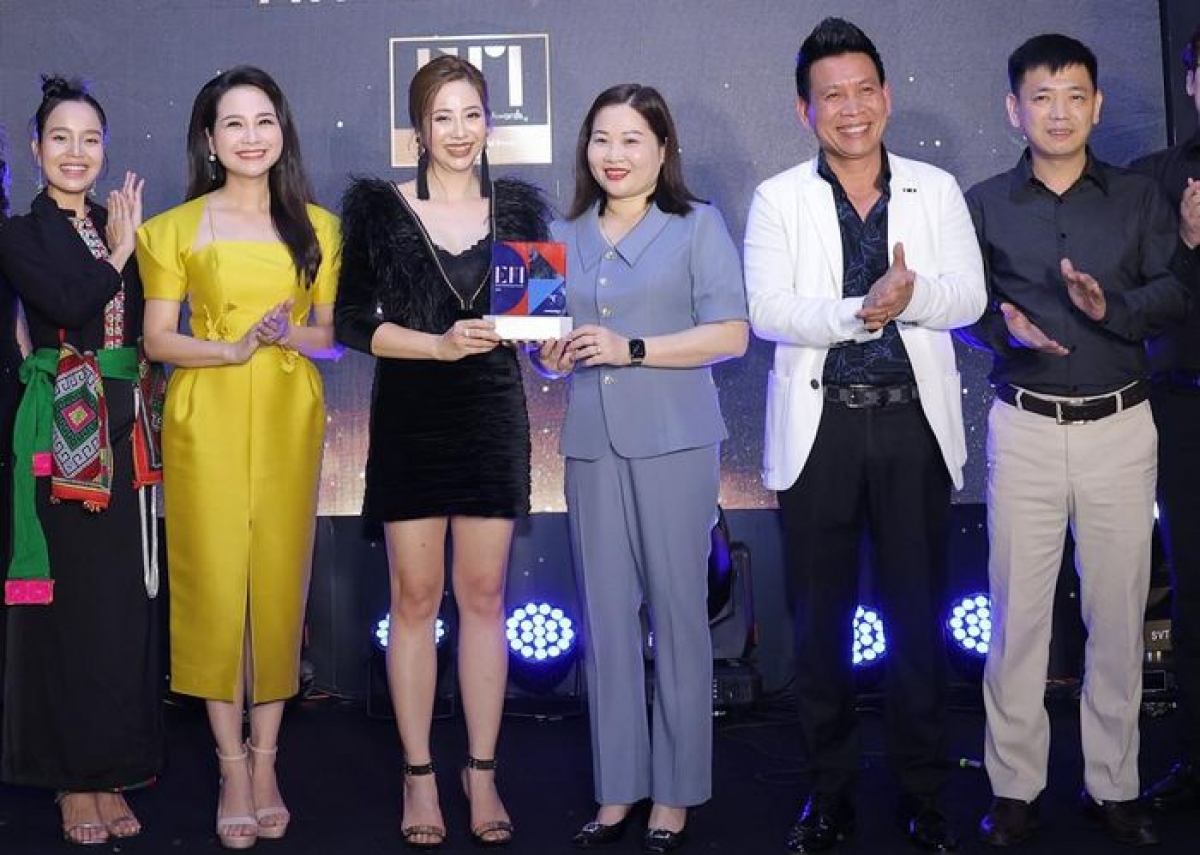Tổng đạo diễn chương trình Lê Hải Yến (váy đen), bà Vũ Thị Hiền Hạnh - Phó Chủ tịch UBND tỉnh Yên Bái (áo ghi), ông Nguyễn Hoàng Long - Phó Giám đốc Sở VHTTDL tỉnh Yên Bái (áo đen) tại lễ nhận giải
