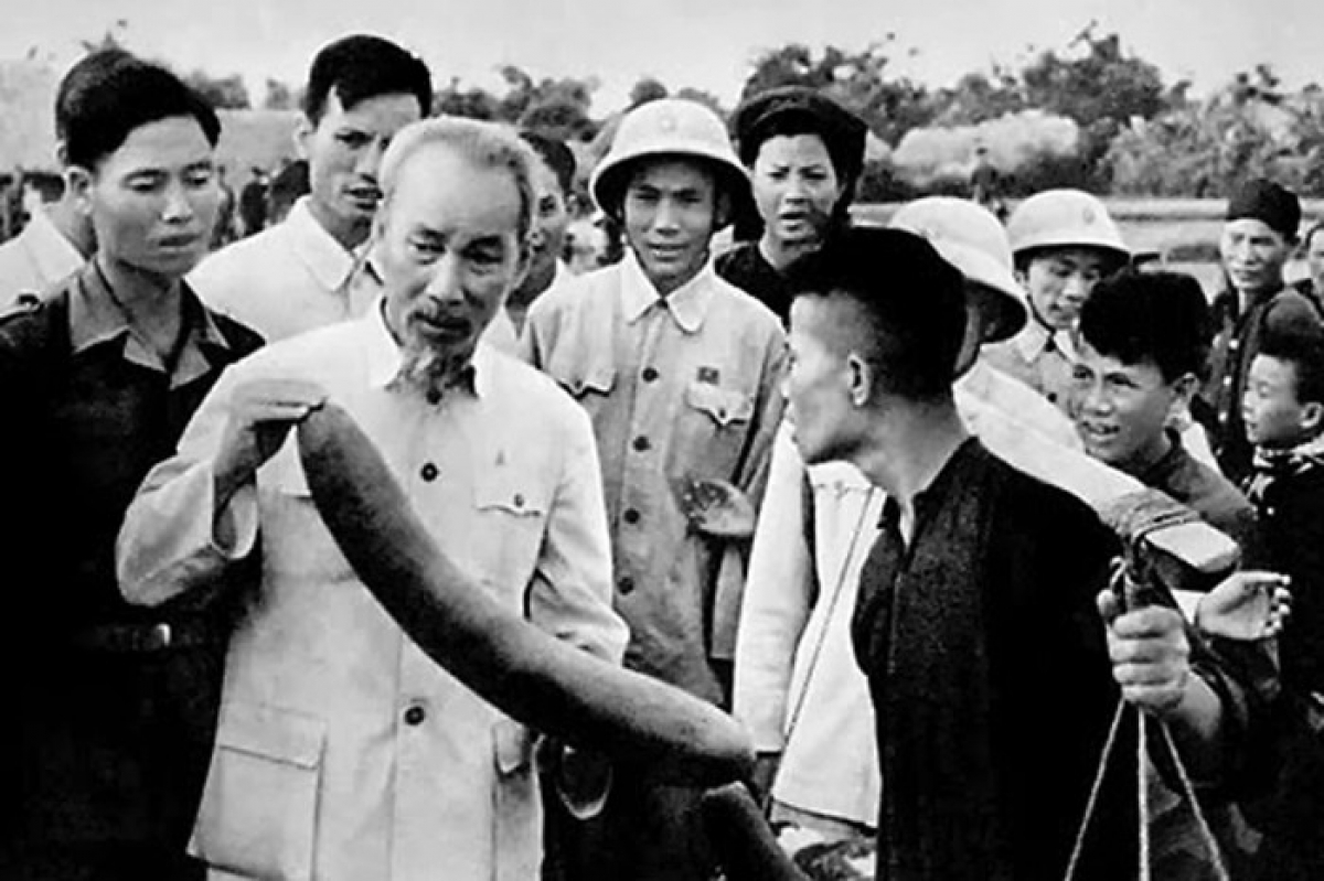 Bác Hồ về thăm nhân dân Hải Dương (Ảnh tư liệu)