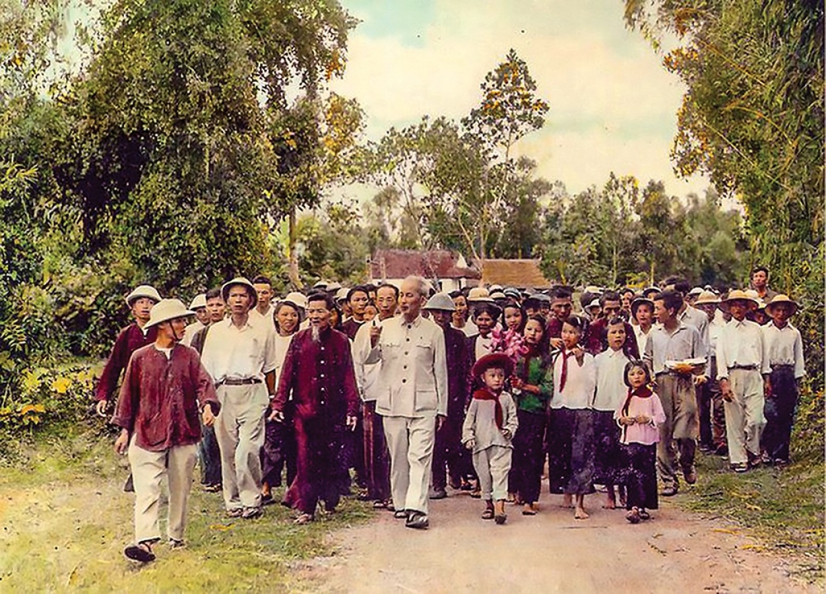 Bác Hồ về thăm quê Nam Đàn, Nghệ An (Ảnh tư liệu)