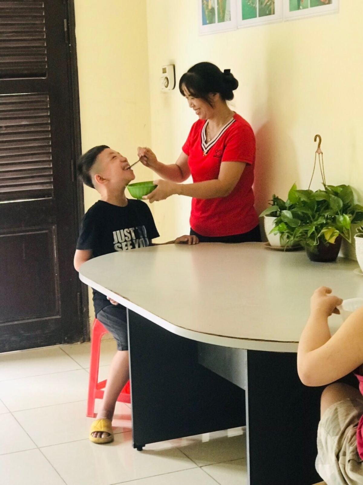 Chị Đặng Thị Toàn chăm lo cho các con