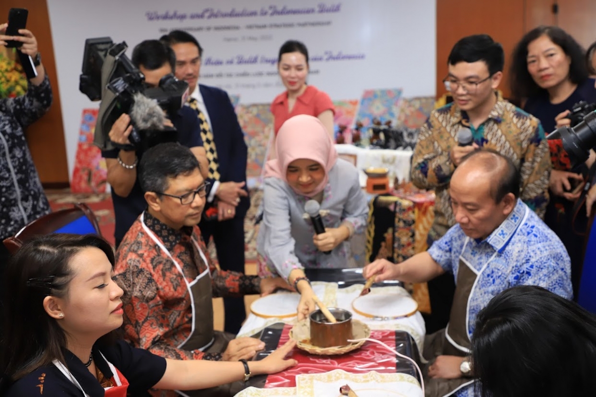 Nghệ nhân Ira Ratna Handayani hướng dẫn vẽ Batik