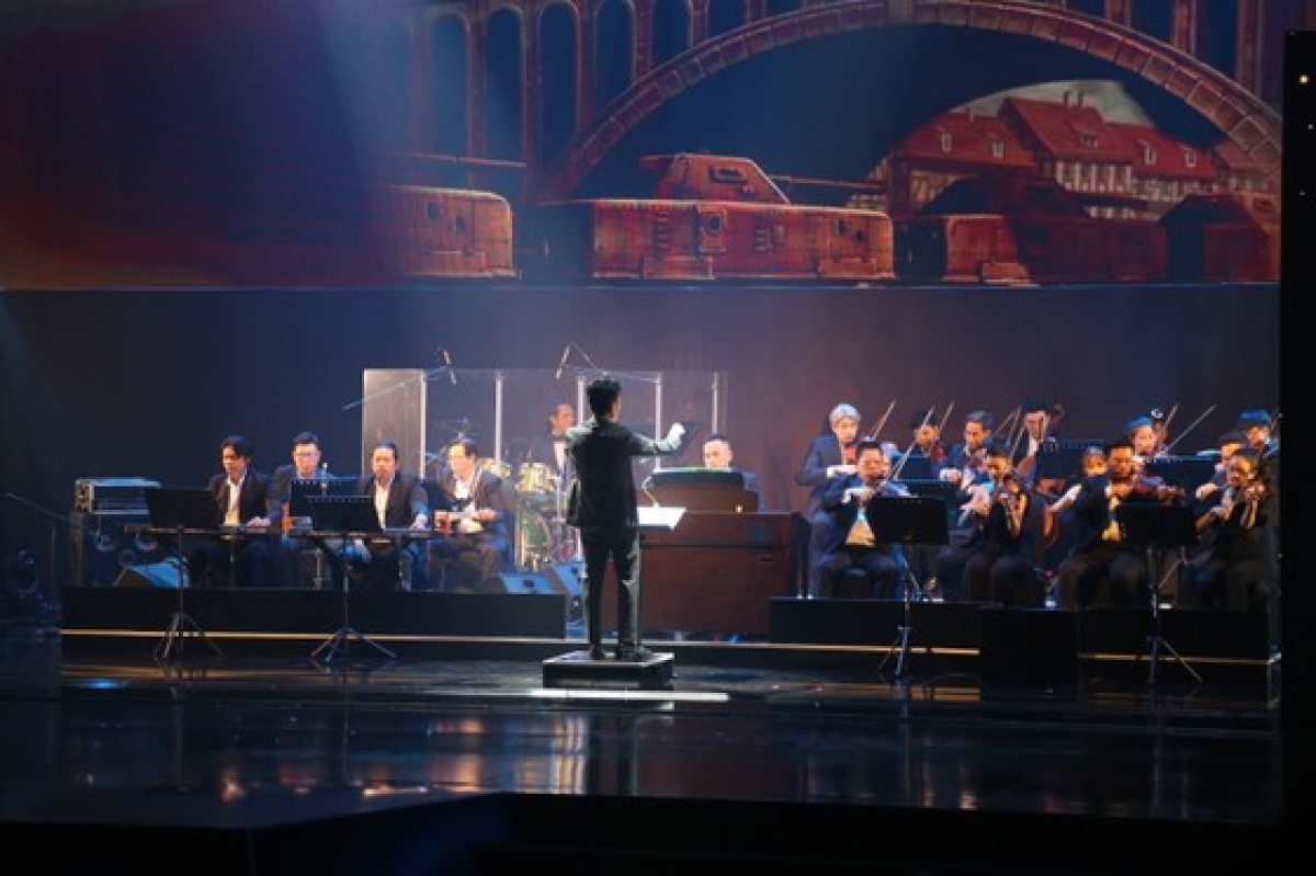 Dàn nhạc giao hưởng Saigon Pops Orchestra dưới sự chỉ huy của nhạc trưởng Trần Nhật Minh tại Lễ bế mạc LHP
