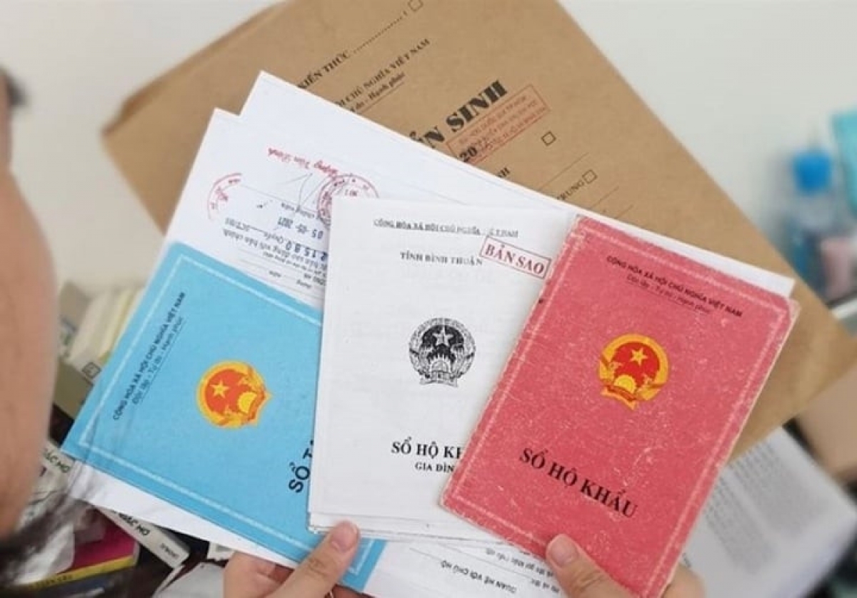 Bộ Giáo dục và Đào tạo chấn chỉnh các trường không được yêu cầu người học nộp sổ hộ khẩu giấy. (Ảnh minh hoạ)