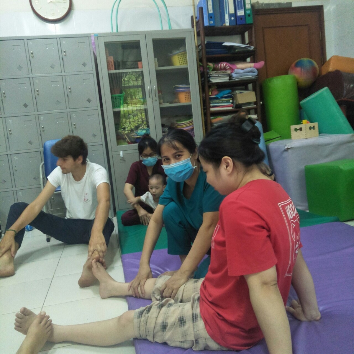 Chị Vũ Thị Mỹ Tho hướng dẫn các con tập vật lý trị liệu