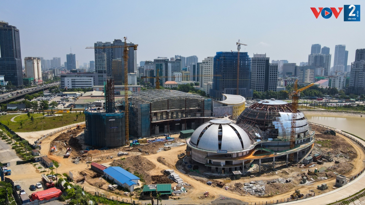 Dự án được khởi công từ tháng 11/2021 do Ban Quản lý dự án đầu tư xây dựng công trình văn hóa - xã hội Hà Nội làm chủ đầu tư với tổng mức vốn hơn 1.300 tỉ đồng.