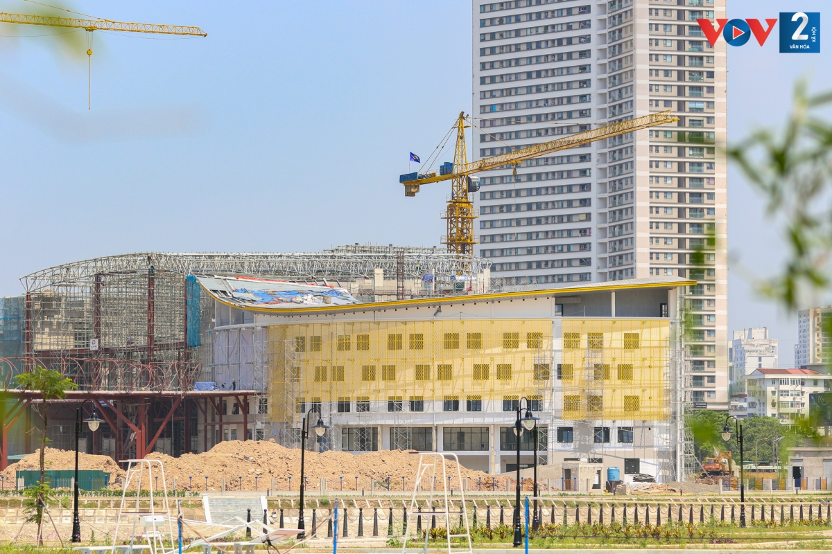 Khu B có 3 khối nhà chức năng liên kết với nhau là khu văn phòng, thể thao, học tập. Nhà B1 gồm: nhà thi đấu, bể bơi; nhà B2 gồm: nhà hành chính, tháp thiên văn; nhà B3 gồm: nhà học, thư viện. Tầng hầm gồm các khu vực để xe, các phòng kỹ thuật điện, nước…