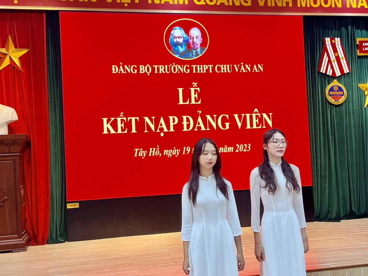 2 tân Đảng viên Trần Gia Linh - lớp 12 Địa ( bên phải ) và Nguyễn Vân Anh - lớp 12A2 ( bên trái )