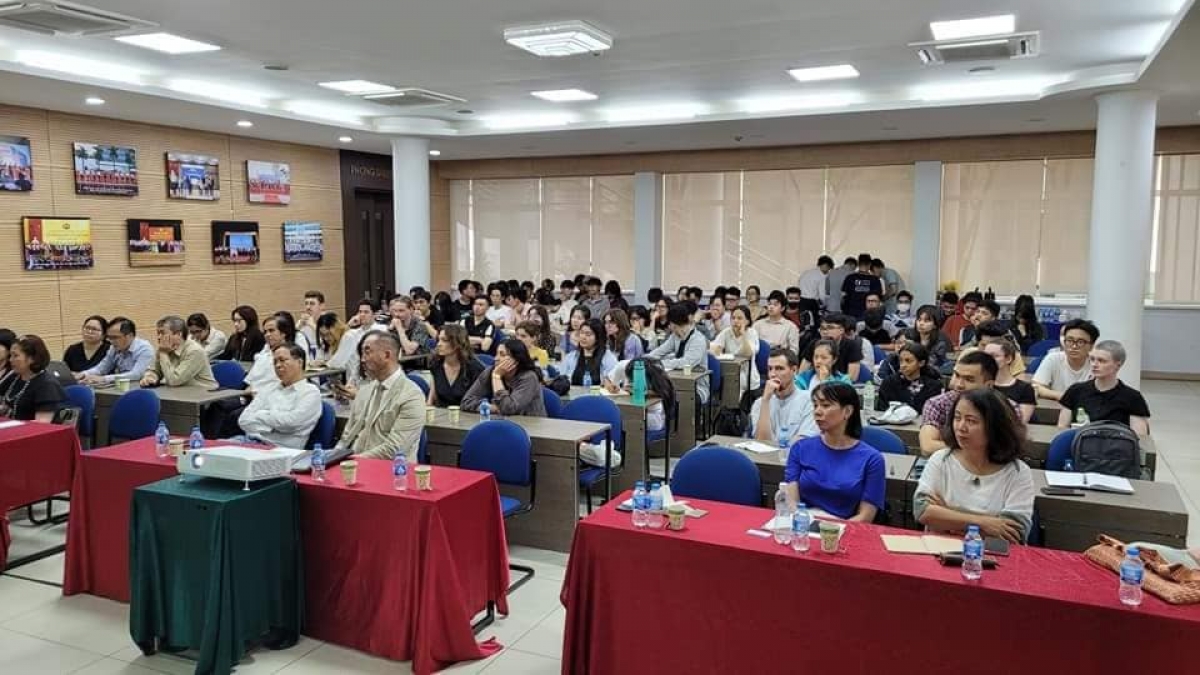 Các đại biểu tham dự hội thảo