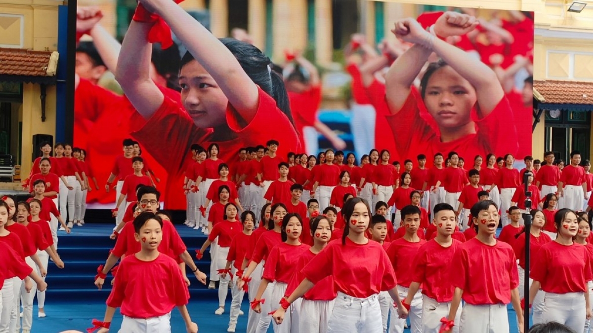 Học sinh tham gia trò chơi Rung chuông vàng có nội dung về kiến thức biển đảo