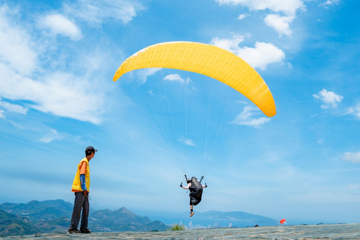 Khách chơi dù lượn không động cơ xuất phát từ núi Hòn Én, Vĩnh Phương, Nha Trang