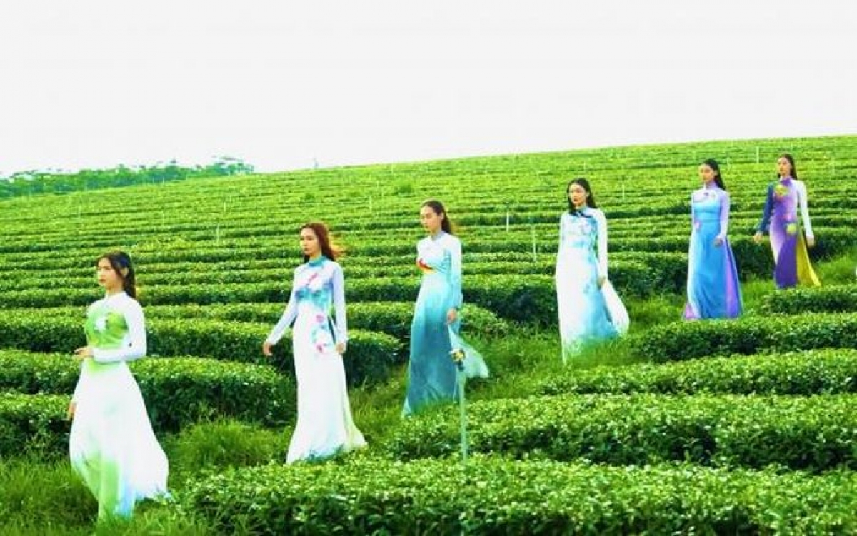 Bộ sưu tập áo dài của nhà thiết kế Trung Đinh tại Bảo Lộc