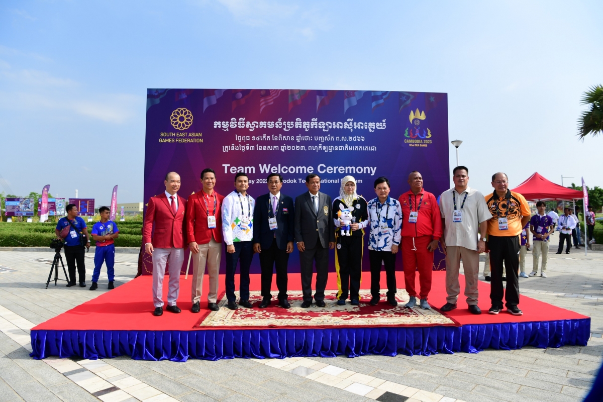 Đại diện các đoàn chụp ảnh lưu niệm sau Lễ thượng cờ.