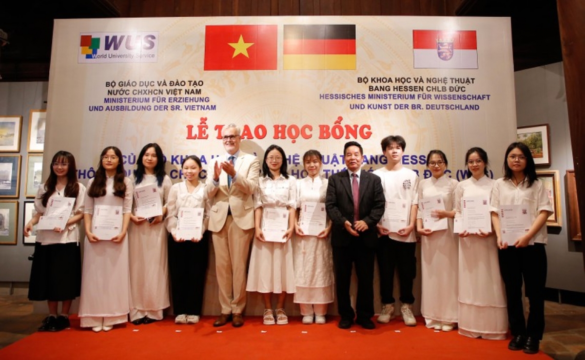 Những sinh viên được nhận học bổng của Bộ KH và Nghệ thuật Bang Hessen,CHLB Đức