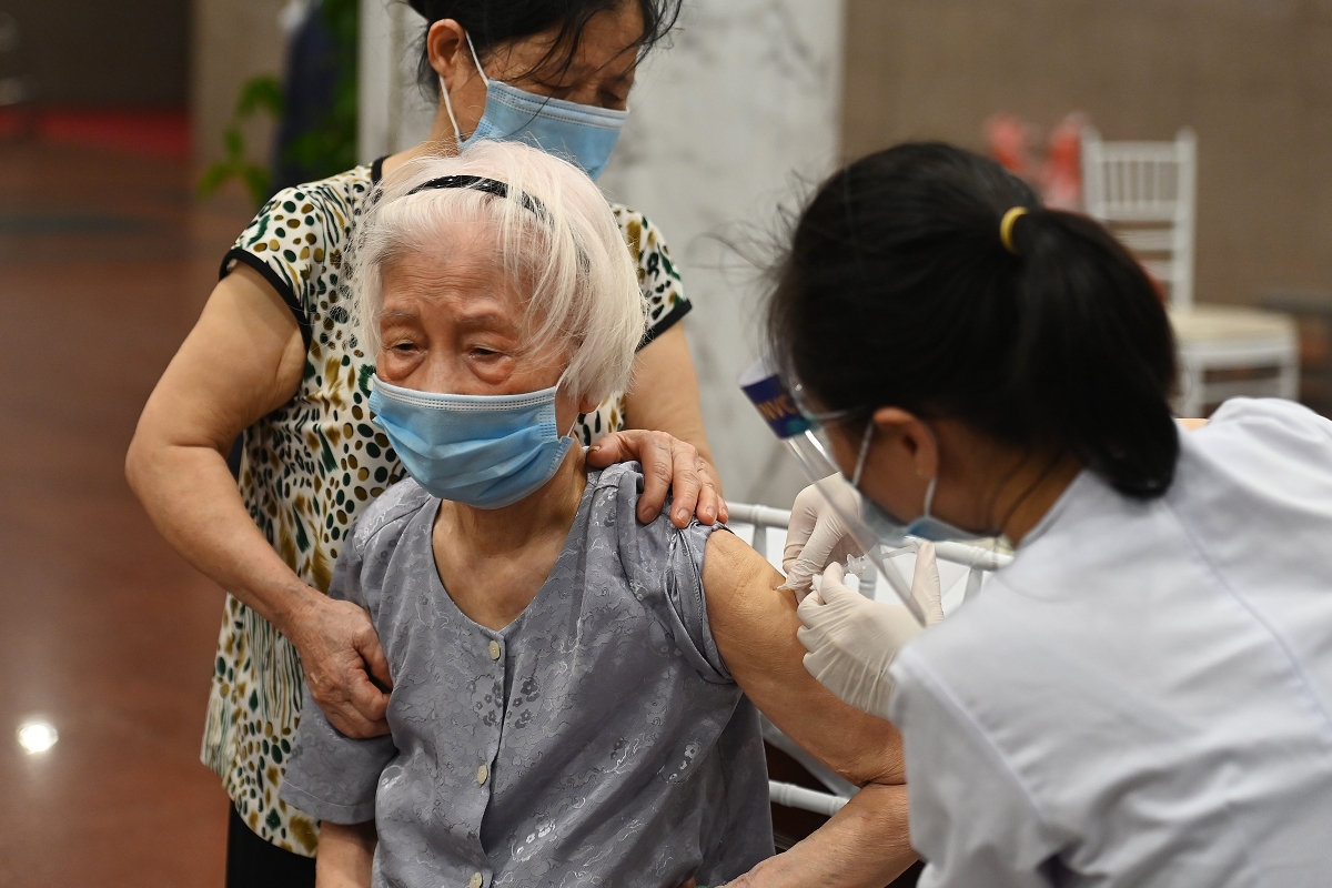Người cao tuổi, người có bệnh nền nên chủ động tiêm vaccine Covid-19