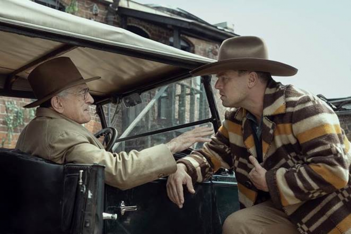 Đặc vụ FBI dẫn đầu cuộc điều tra, được thủ vai bởi Jesse Plemons (The Irishman) và Leonardo DiCaprio vào vai Ernest Burkhart,