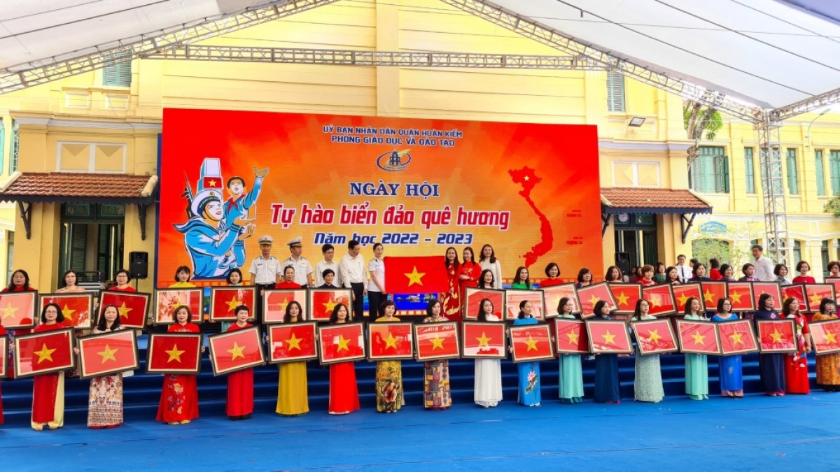Ngành Giáo dục tặng cờ lưu niệm có chữ ký của các chiến sỹ Hoàng Sa cho các đơn vị