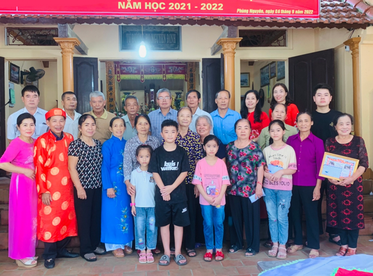 Trao thưởng cho các học sinh đạt kết quả tốt trong học tập