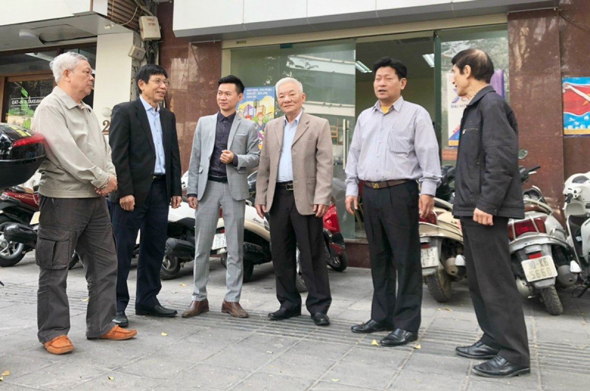 Ông Nguyễn Thanh Bình (thứ ba từ phải sang) trao đổi công việc với cán bộ phường Lê Đại Hành, quận Hai Bà Trưng, Hà Nội
